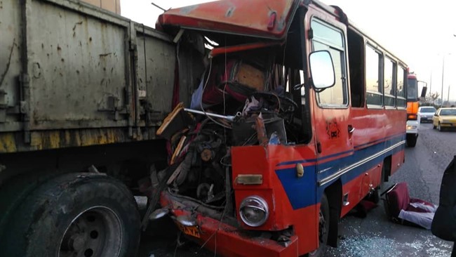 مدیرعامل جمعیت هلال احمر کردستان گفت: برخورد یک دستگاه مینی بوس با کامیون در جاده سنندج- دیواندره چهار کشته و ۲ مصدوم بر جا گذاشت.