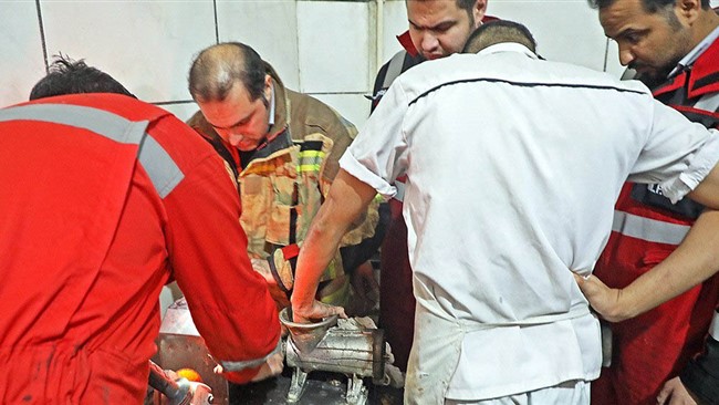 عملیات نفسگیر نجاتگران آتش نشانی مشهد برای رها سازی انگشتان دست کارگر جوان از داخل چرخ گوشت صنعتی در یک قنادی با موفقیت همراه بود.