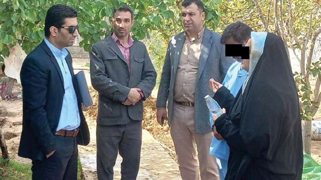 زن جوانی که در یک سناریوی وحشتناک ، دسیسه شوم جنایت 410هزار دلاری را با همدستی مرد سمندسوار اجرا کرده بود در حالی آخرین سکانس قتل آقای مدیر عامل را در حضور قاضی ویژه قتل عمد مشهد تشریح کرد که حلقه های دستبند نقره ای قانون بر دستانش گره خورده بود.