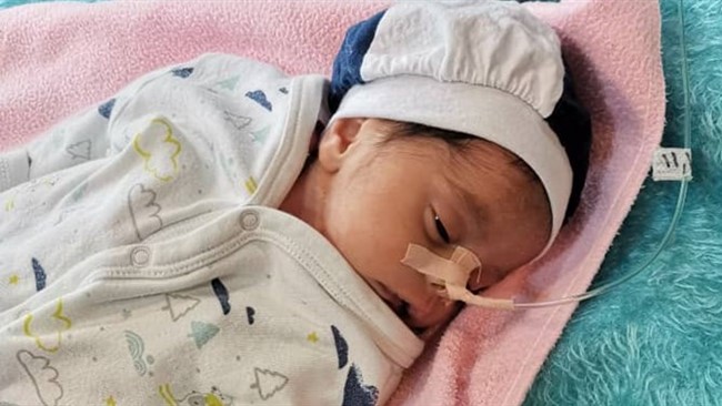 نوزاد عجول ارومیه‌ای با کمک پرستاران بیمارستان، در داخل خودرو جلو بیمارستان به دنیا آمد.