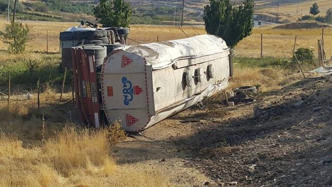 مدیرکل حفاظت محیط زیست کردستان از واژگونی یک تانکر حاوی مواد نفتی در حومه شهر کامیاران خبر داد.