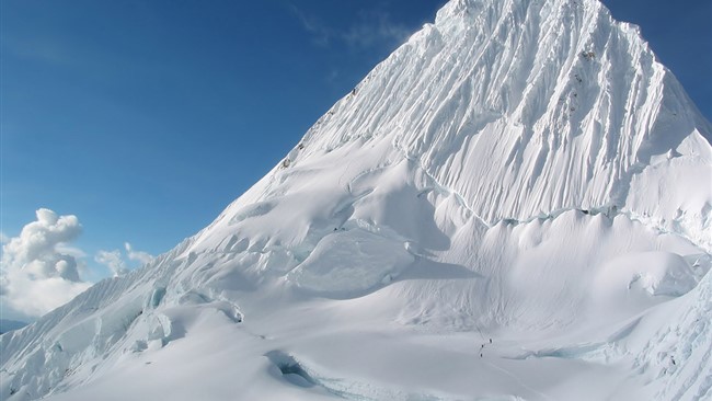 مدیرعامل جمعیت هلال‌احمر استان کرمانشاه، گفت: چهار کوهنورد گرفتار شده در ارتفاعات قله پیرخدر شاهو صبح امروز نجات یافتند.