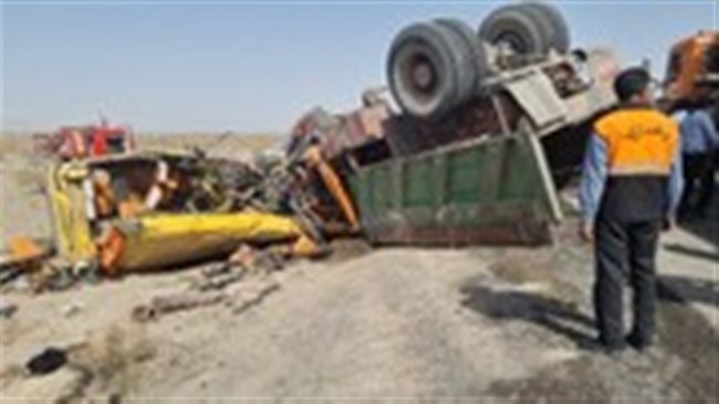برخورد یک دستگاه کامیون و مینی بوس در کمربندی امام علی (ع) ۱۹ مصدوم برجای گذاشت.