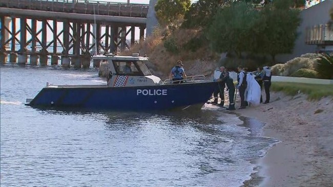 رییس سازمان آتش نشانی و خدمات ایمنی شهرداری دزفول گفت: جسد مجهول الهویه یک دختر نوجوان حدودا ۱۷ ساله در رودخانه دز توسط آتش نشانان کشف شد.