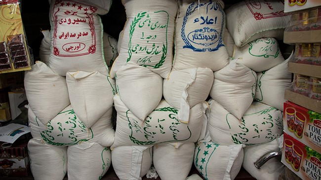 این گزارش به بررسی قیمت برنج ایرانی موجود در بازار با برندهای مختلف پرداخته است.