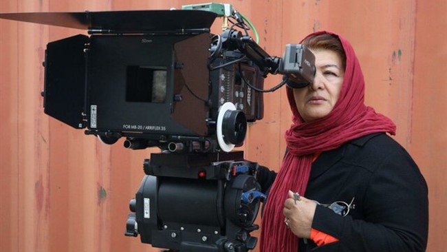 پنج سال از صدور مجوز فیلم «هیس پسرها گریه نمی‌کنند» در دولت قبل می‌گذرد و پوران درخشنده همچنان در انتظار تمدید مجوز این فیلم است.