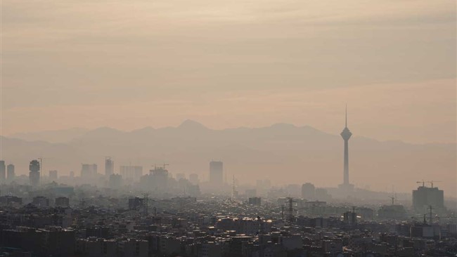 آلودگی هوا در مناطق مختلف تهران همچنان در حال اوج گیری است و وضعیت 10 منطقه خطرناک شده است. در این شرایط آیا فردا مدارس تهران تعطیل است؟