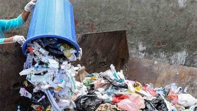 یکی از ساکنان شهرک اکباتان خانه اش را به انبار نگهداری زباله و ضایعات تبدیل کرده بود اما با حضور ماموران شهرداری و پلیس زباله ها تخلیه شد.حالا شهردار ناحیه ۶ منطقه ۵ تهران از پشت پرده این ماجرا می گوید.