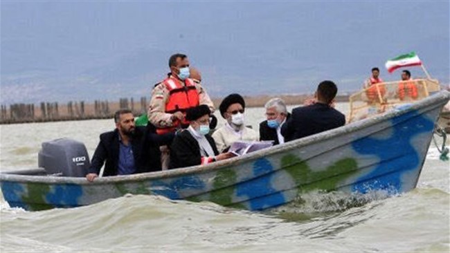 در سفر رئیسی به استان گلستان تصویری از قایق سواری رئیسی منتشر شده است. برخی کاربران به استفاده از ماسک و نپوشیدن جلیقه نجات توسط رئیسی و در دریا اشاره کرده اند.