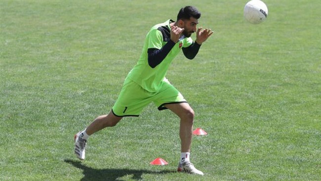 دروازه‌بان تیم فوتبال پرسپولیس گفت: من به خودم اجازه نمی‌دهم بروم به گل‌محمدی بگویم چه کسی را تعویض کند.