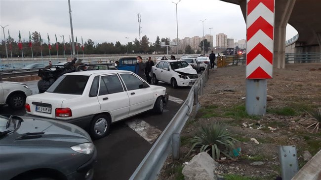 سرکلانتر پلیس بزرگراه‌های تهران بزرگ از تصادف میان پنج دستگاه وسیله نقلیه در بزرگراه شهید همت خبرداد.