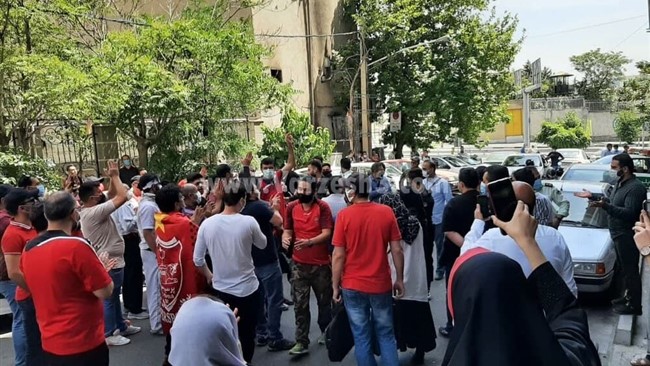 رئیس پلیس فتای تهران بزرگ از دستگیری ۱۰ نفر که در پوشش فروش بلیت مسابقه فوتبال بین تیم‌های پرسپولیس و الدحیل قطر اقدام ایجاد بازارسیاه و کلاهبرداری اینترنتی از شهروندان کرده بودند، خبرداد