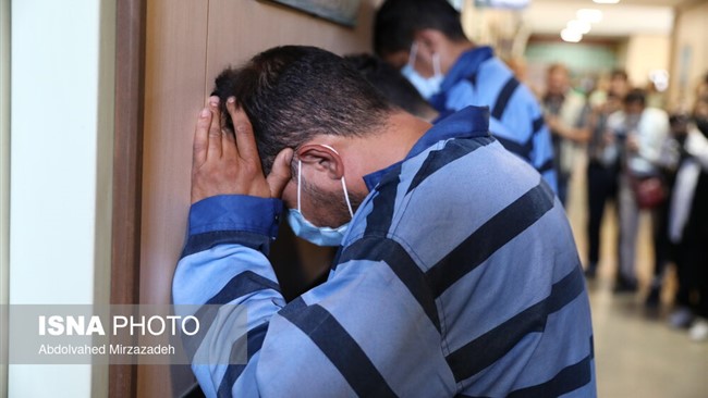 فرمانده انتظامی استان کرمان گفت: باند سارقان قمه به دست و زورگیر تلفن همراه و اموال قیمتی شهروندان کرمانی که در یکی از نقاط جزیره قشم مخفی شده بودند، شناسایی و دستگیر شدند.