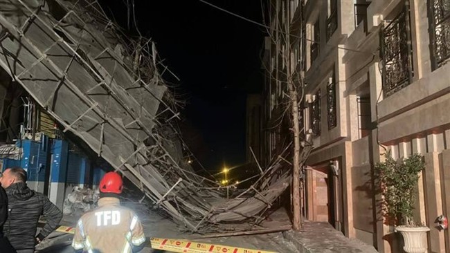 سخنگوی سازمان آتش‌نشانی و خدمات ایمنی شهر تهران از سقوط داربست‌های یک ساختمان ۹ طبقه در حال ساخت در محله شهران خبر داد.