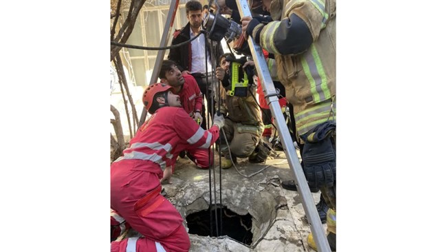 سخنگوی سازمان آتش نشانی و خدمات ایمنی شهرداری کرج از عملیات نجات یک زن ۴۷ ساله که در چاه ۸ متری سقوط کرده بود خبر داد.