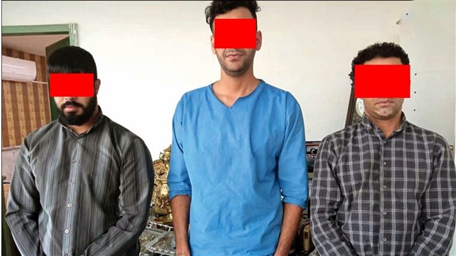 اعضای یک باند 3 نفره که با جعل عنوان ماموران آگاهی از انبارهای ضایعاتی سرقت می کردند با تلاش ماموران کلانتری سپاد مشهد دستگیر شدند.