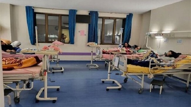 معاون درمان دانشگاه علوم پزشکی اهواز از افزایش تعداد دانش‌آموزانی که امروز در استان خوزستان دچار مسمومیت شده‌اند، به ۷۰۰ نفر خبر داد.