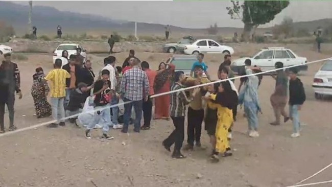 در پی وقوع یک نزاع دسته جمعی در پارکینگ باغ شازده کرمان یک زن ۶۰ ساله بر اثر ایست قلبی در بیمارستان فوت کرد.