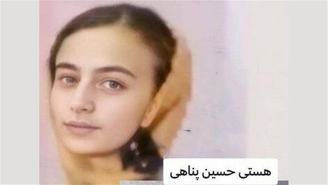 هستی حسین‌پناهی، دانش‌آموز ۱۶ ساله اهل شهرستان دهگلان استان کردستان به دلایلی خود را از مینی‌بوس سرویس مدرسه‌اش پایین پرتاب کرده و مجروح شد.
