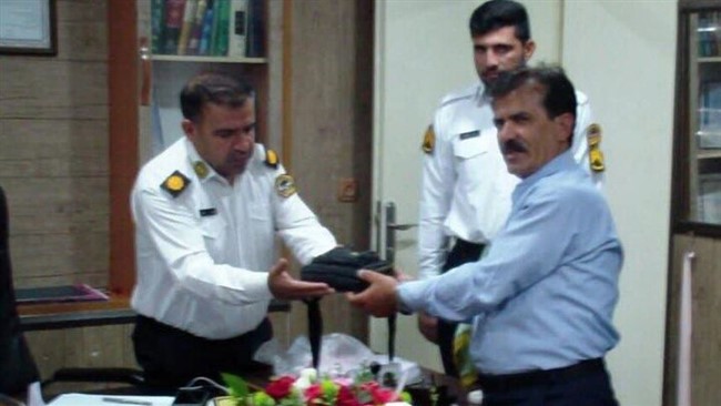 رئیس پلیس راهور استان بوشهر گفت: مأمور پلیس راه وظیفه شناس کنگان، با پیدا کردن یک کیف دستی حاوی ۵۰ میلیون ریال وجه نقد، آن را به صاحبش تحویل داد.