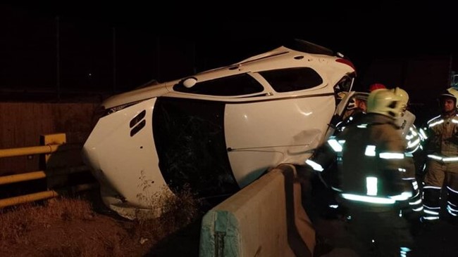 حادثه واژگونی و برخورد شدید خودرو سواری ۲۰۶در کمربندی شیراز فوت دو سرنشین خودرو را به همراه داشت .