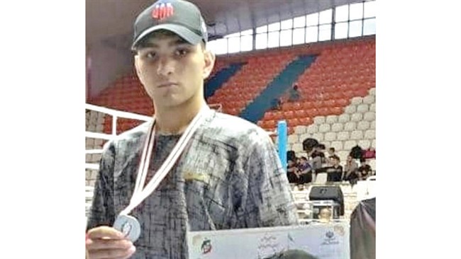 بوکسور 17ساله که در اردوی تیم ملی جوانان در کامیاران استان کردستان شرکت کرده بود، بعد از پایان تمرینات از هوش رفت و 48ساعت بعد جانش را از دست داد و حالا پرونده مرگ او در دادسرای جنایی به جریان افتاده تا مقصران این حادثه مشخص شوند.