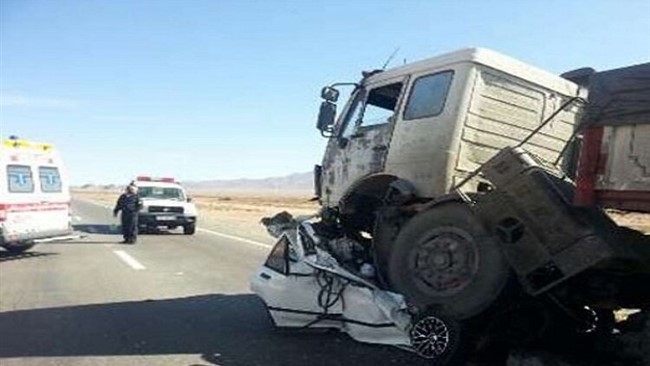 رئیس پلیس راه جنوب سیستان و بلوچستان از برخورد یک دستگاه تریلی کشنده با یک دستگاه خودروی پژو ۴۰۵ در مسیر بزمان - کرمان و جان ‌باختن هفت نفر و مصدومیت ۲ نفر خبر داد.