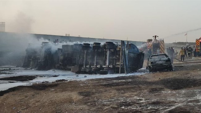 یک تانکر حامل سوخت در کیلومتر ۳۰ محور قم-گرمسار دچار آتش سوزی شد.