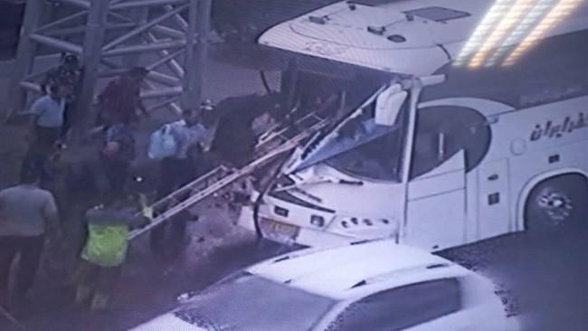 برخورد دو اتوبوس در اتوبان سعیدی تهران سبب مصدومیت بیش از ۱۲ مسافر شده است.