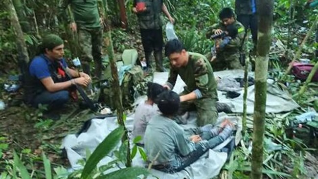 4 کودک کلمبیایی گمشده در پی یک سانحه هوایی در جنگل های آمازون، پس از ۴۰ روز زنده پیدا شدند.