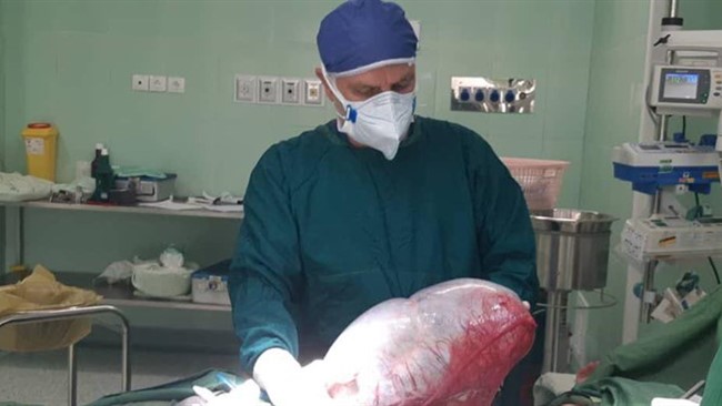 رئیس بیمارستان امام جعفر صادق میبد اعلام کرد: تیم پزشکی این بیمارستان توانستند در یک عمل جراحی موفقیت آمیز یک توده ۱۵ کیلویی را از بدن یک بیمار زن خارج کنند.