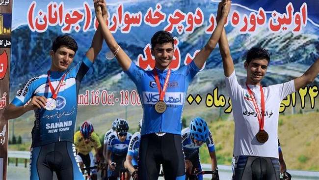 علی احمدی اختر قهرمان ۱۹ ساله دوچرخه‌سواری کوهستان کشور در یک سانحه تصادف جان خود را از دست داد.