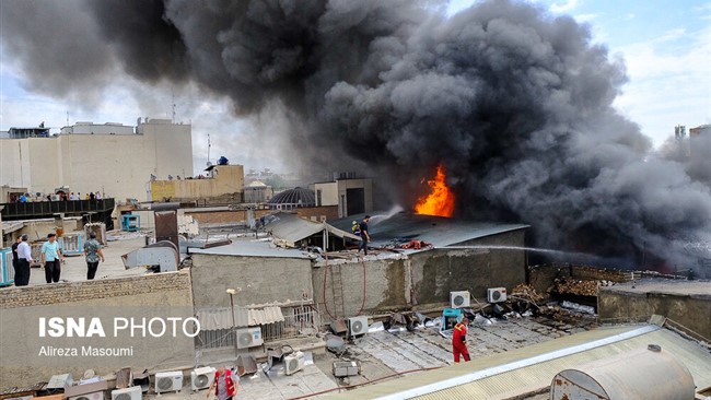 یک انبار چسب در محدود بازار سیدولی در بازار تهران دچار آتش سوزی شده است.