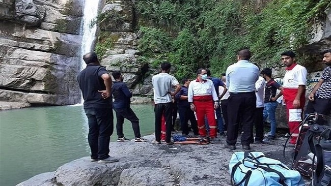 مدیرعامل هلال احمر استان البرز از نجات جان ۴ جوان گردشگر از ارتفاعات آبشار مورود خبر داد.