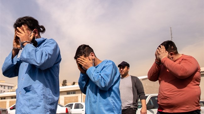 رئیس پلیس پیشگیری تهران بزرگ از دستگیری سه مسافرنما که اقدام به زورگیری از رانندگان خودروهای مسافربر کرده بودند، خبر داد.