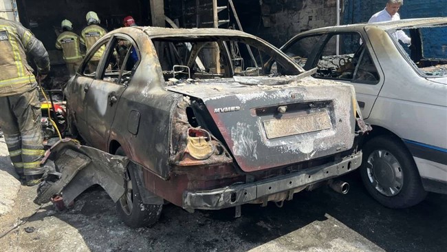یک خودروی پژو حامل مقادیر زیادی بنزین قاچاق در بزرگراه امام خمینی کرمان پس از انفجار، در آتش سوخت.
