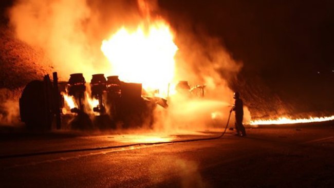 ساعت ۳ بامداد یک مرداد 1402،  یک دستگاه تریلی با یک دستگاه تانکر حامل بنزین در تونل تنگه زاغ (راهدار فداکار) در محور بندرعباس-حاجی آباد تصادف کرد که منجر به وقوع انفجار و آتش سوزی گسترده شد. در این حادثه ۸ دستگاه تانکر و تریلی در آتش سوخت و خسارات زیادی به تونل وارد شد.