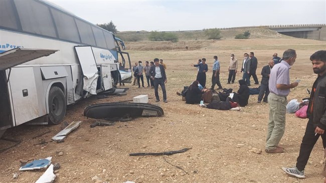 مدیرعامل جمعیت هلال احمر استان کرمان از انحراف یک دستگاه اتوبوس در محور ریگان به ایرانشهر خبر داد و گفت: این حادثه ۲۷ مصدوم و یک نفر فوتی داشت.