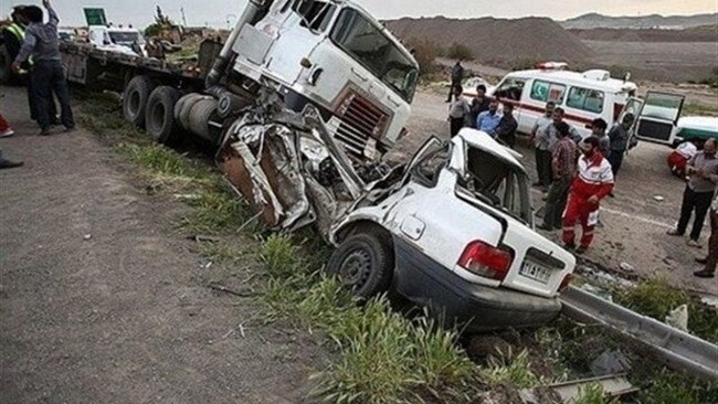 رئیس پلیس راه استان قزوین گفت: برخورد یک دستگاه خودروی سواری با یک دستگاه کامیون در گردنه آوج ۲ کشته و ۳ مصدوم برجای گذاشت.