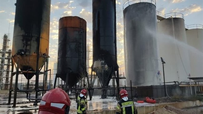 آتش‌سوزی مخازن یک واحد پالایش میعانات نفتی در آشتیان کنترل شد.