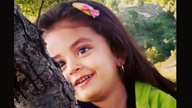 نیکا احمدی زاد دختر 6 ساله ایلامی در آغوش مادرش بود که گلوله ای شلیک شده از سوی دو مرد مسلح که به هم درگیر بودن به او اصابت کرد و جانش را گرفت.