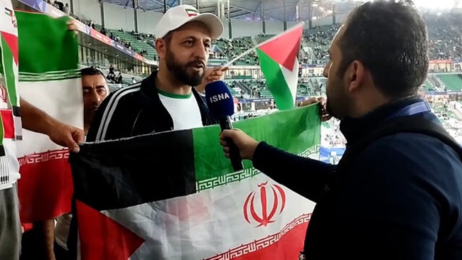 یک تماشاگر که خود را از یزد به دوحه قطر رسانده است تا دیدار ایران و فلسطین در جام ملتهای آسیا را تماشا کند، می‌گوید: " در این بازی همه برنده هستند. فلسطین الان قلب تپنده تمام مسلمانان دنیاست و در بازی قلبمان با فلسطین است."
