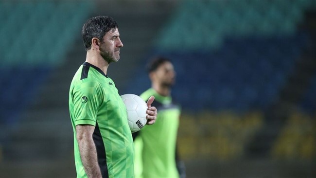 کریم باقری برای امضا قرارداد با پرسپولیس وارد ساختمان این باشگاه شد.