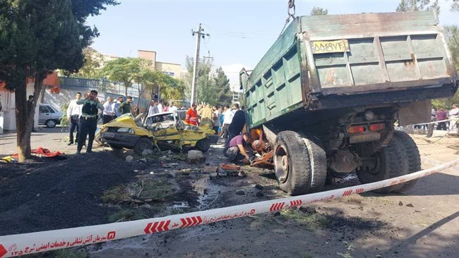 تردد کامیون‌های حمل بار و مصالح در کرج مانند تهران فقط محدود به ساعات بامدادی نیست و در هر ساعتی امکان تردد دارند. در حادثه روز گذشته کرج نیز، راننده اصلی، کامیون را در اختیار پسر ۱۹ساله و بدون گواهینامه‌اش قرار داد تا این فاجعه مرگبار رخ دهد.