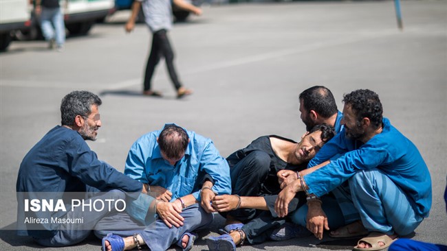 فرمانده انتظامی تهران بزرگ، خطاب به مراکز خرید و فروش سلاح سرد و پاتوق های اراذل و اوباش هشدار داد و گفت: قطعا با این افراد برخورد شده و واحد صنفی آنها پلمپ می شود.