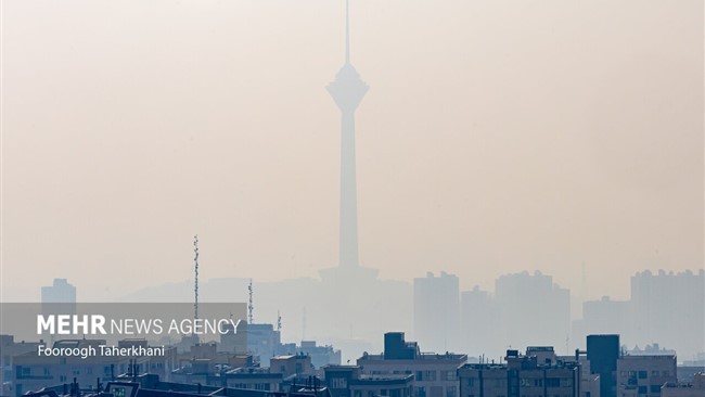 با تصویب کمیته اضطرار آلودگی هوای تهران تمامی مدارس، دانشگاه‌ها و ادارات استان تهران به جز دماوند و فیروزکوه طی روزهای چهارشنبه و پنجشنبه ۲۲ و ۲۳ آذر تعطیل شدند.