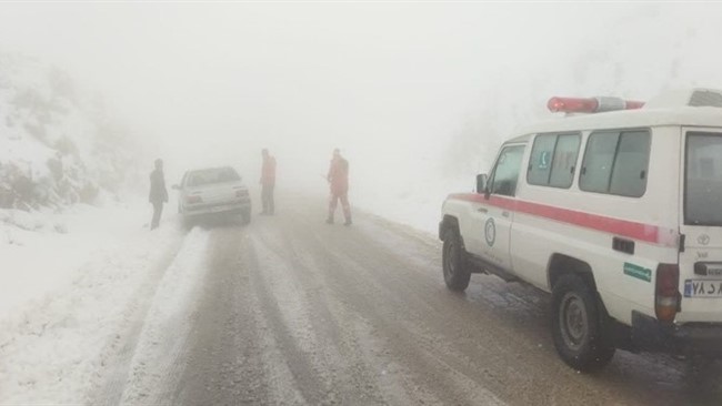 روستای فیلبند در نزدیکی شهرستان بابل قرار دارد و جاده کوهستانی این روستا بسیار پرپیچ‌وخم است. بسیاری از گردشگران برای بازدید از این ییلاق تماشایی با تورهای دسته‌جمعی همراه می‌شوند یا جاده کوهستانی این روستا را با وسایل نقلیه مردم روستا طی می‌کنند.