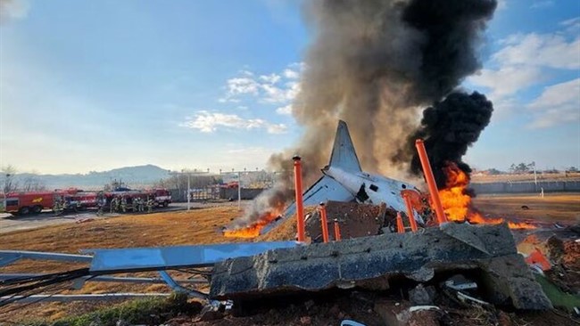 بعد از حادثه سقوط هواپیمای مسافربری جمهوری آذربایجان در قزاقستان، یک هواپیمای مسافری با ۱۸۱ سرنشین در کره‌جنوبی سقوط کرد.