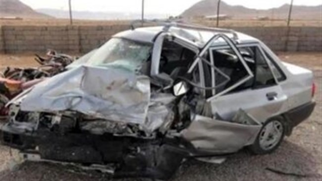 مدیر جمعیت هلال احمر بادرود گفت: در تصادف ۲ خودروی سواری با یکدیگر، ۳ نفر کشته و ۴ نفر مصدوم شدند.