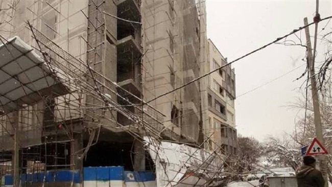 سخنگوی سازمان آتش نشانی و خدمات ایمنی شهرداری تهران از سقوط داربست ساختمانی روی ۲ خودرو سواری در بلوار اندرزگو تهران خبرداد.